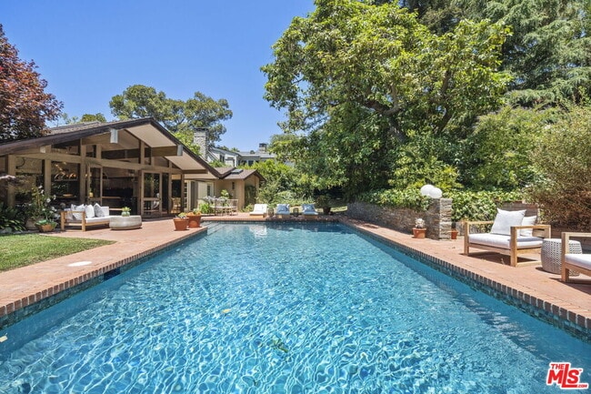 Primary Photo - 3 Latimer Rd