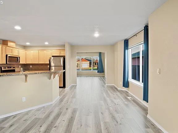 Building Photo - "Charming 3-Bed Oasis in Monmouth with Cozy Fireplace & Stylish Furnishings!"