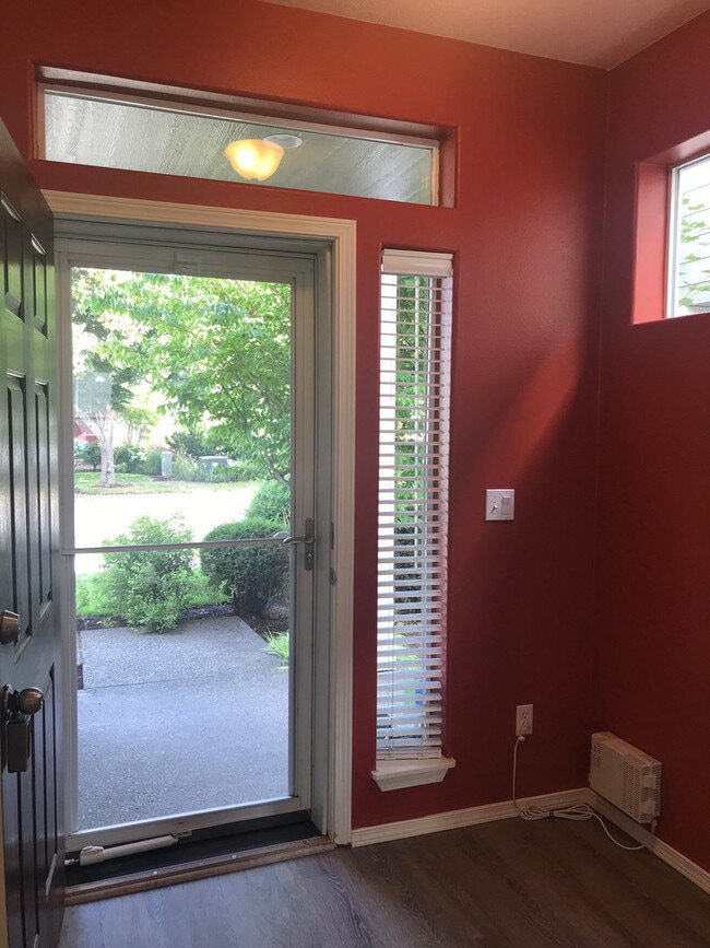 Building Photo - Fantastic Townhome close to Nike