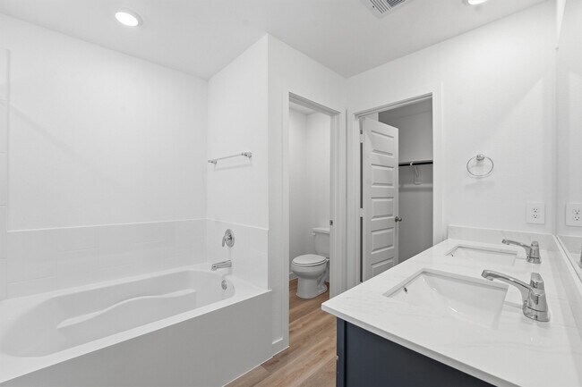 Building Photo - 963 Mansfield St