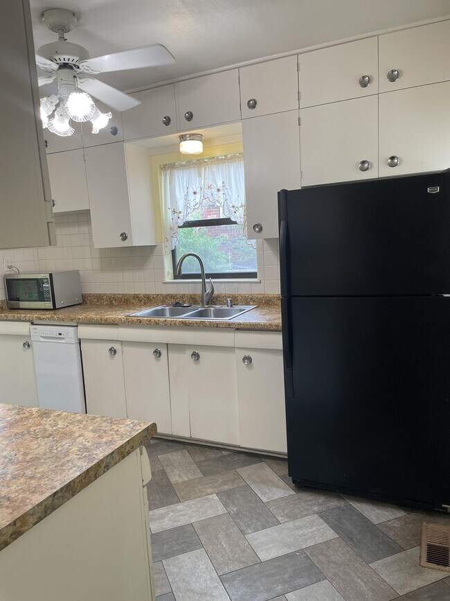 Building Photo - 437 Maple St NE