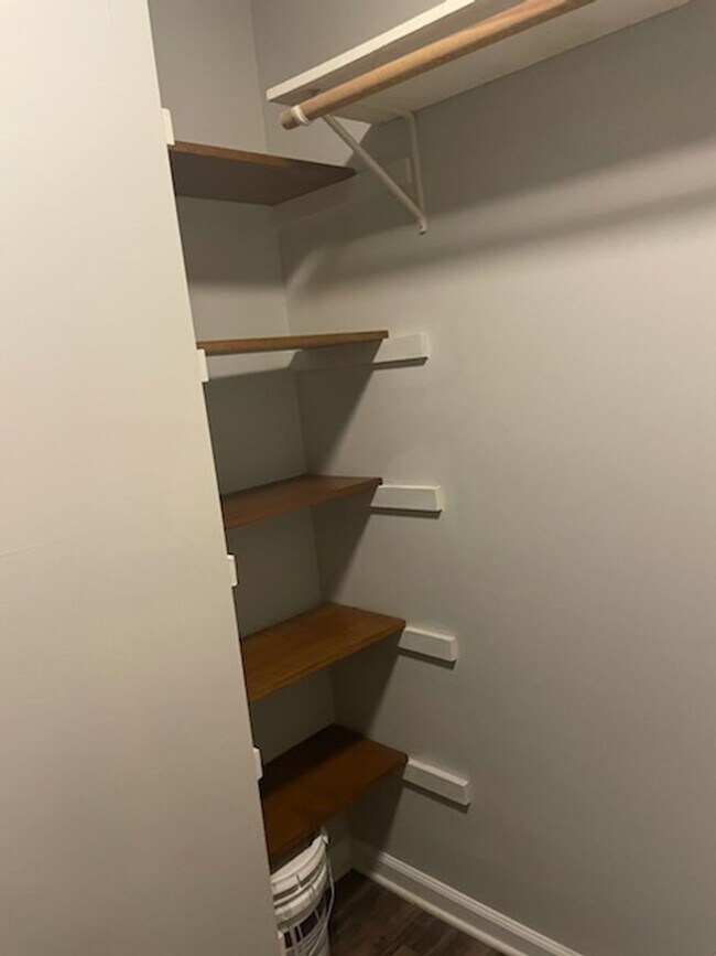 Building Photo - Charming 2br 1.5 near Downtown Cary! Available Now!