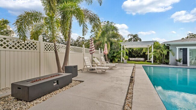 Building Photo - Executive Style Pool Home, 4br/2ba Home Av...