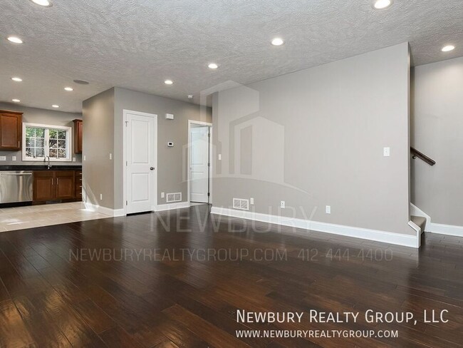 Building Photo - 155 Banksville Pl