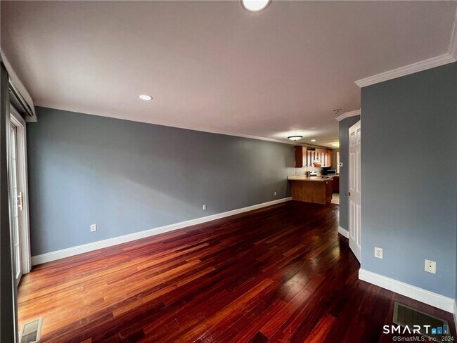 Building Photo - 527 W Thames St