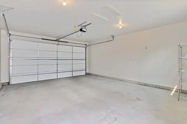 Building Photo - Beautiful 3 bedroom Single Level Home _ Pe...