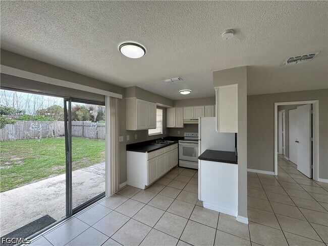 Building Photo - 1112 Gifford Ave S