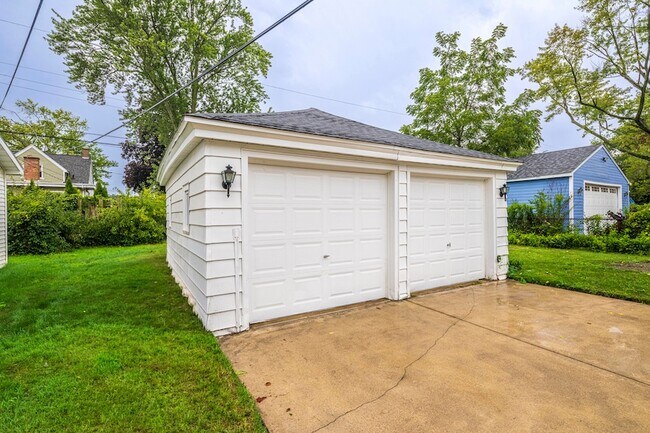 Building Photo - 1214 Mohawk Ln