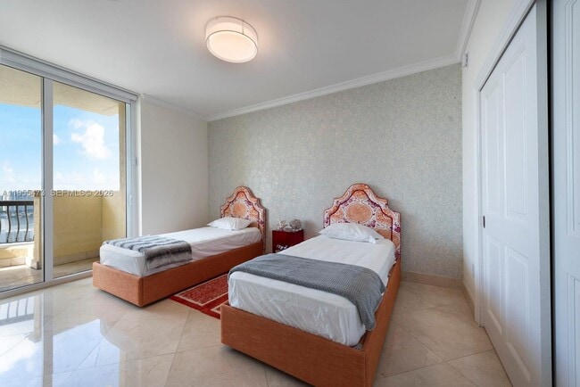 Building Photo - 17875 Collins Ave