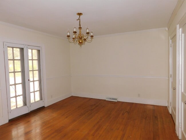 Building Photo - 929-923 Three Sisters Rd