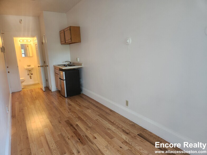 Building Photo - 1061 Beacon St