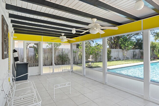 Building Photo - 225 E Ilex Dr