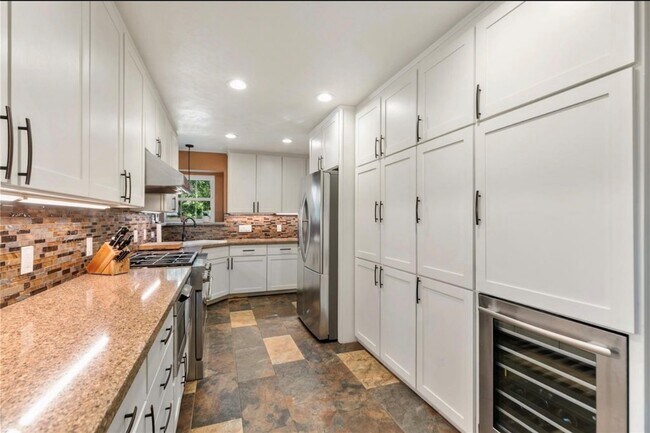 Building Photo - 2206 Hickory Lawn Dr