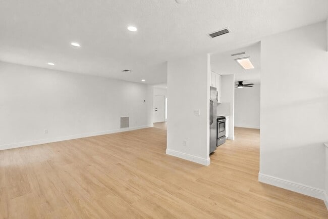 Building Photo - 1313 Pinetta Cir