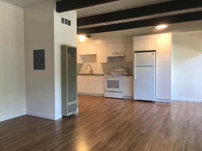 Primary Photo - Tranquil and Remodeled 2BR/1BA Updated Uni...