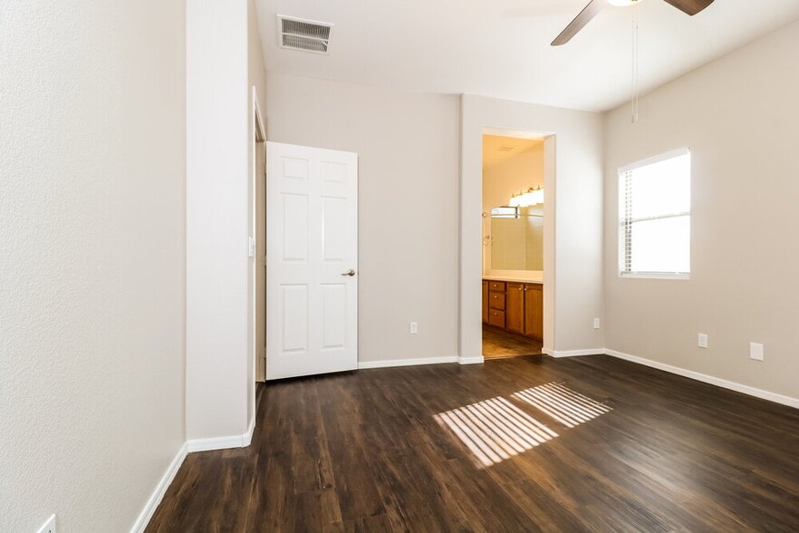 Building Photo - 505 W Del Rio Ln