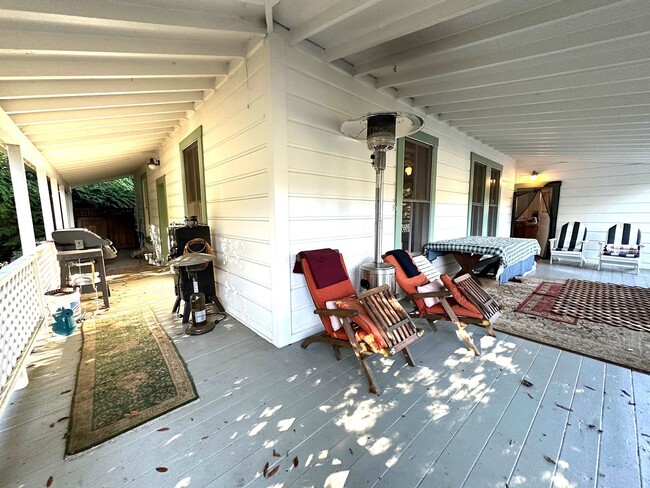 Building Photo - Vintage Home, furnished and upgraded: Occi...
