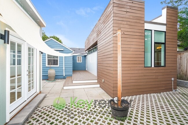 Building Photo - Inviting 3bed Seattle Home with Garage, Yard, and Parking!