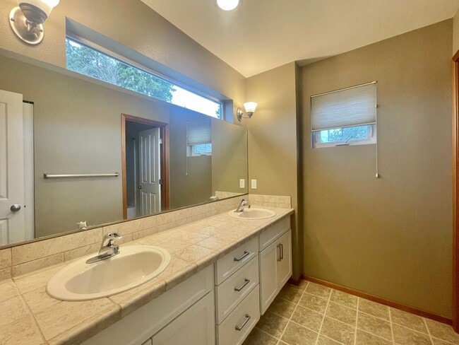 Building Photo - Charming Home in quiet Sunset Landing Community, Edmonds!