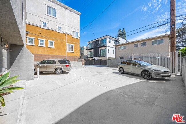 Building Photo - 1820 S Barrington Ave