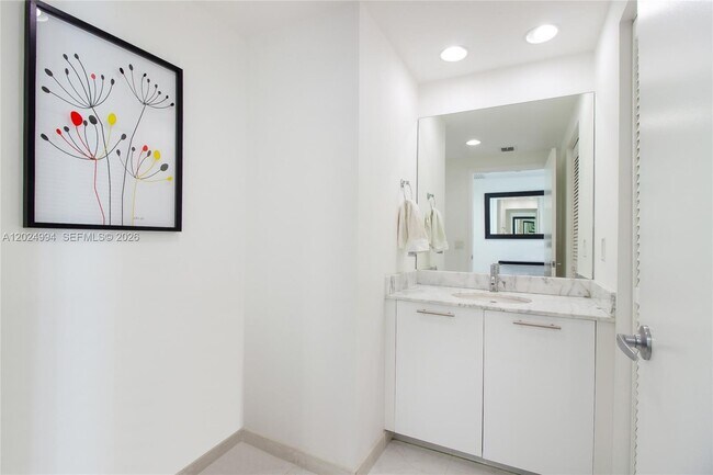 Building Photo - 950 Brickell Bay Dr