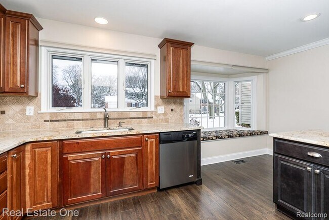 Building Photo - 732 Rutgers Rd