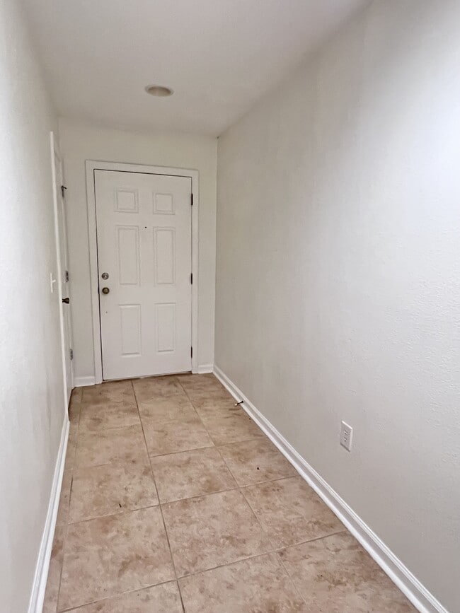 Building Photo - 302 Cherry Way