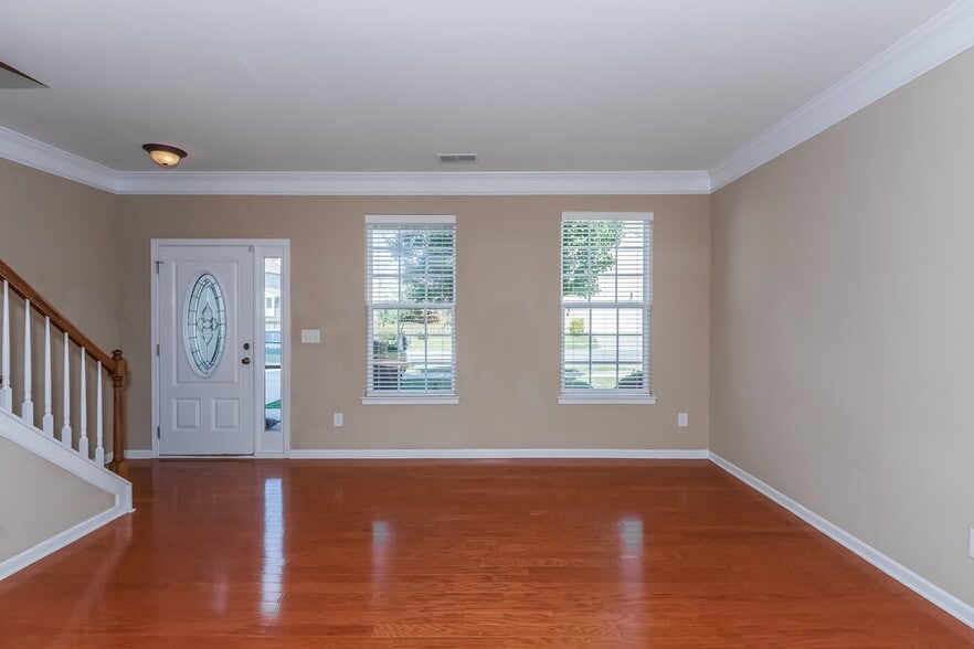 Building Photo - 3004 Centerview Dr