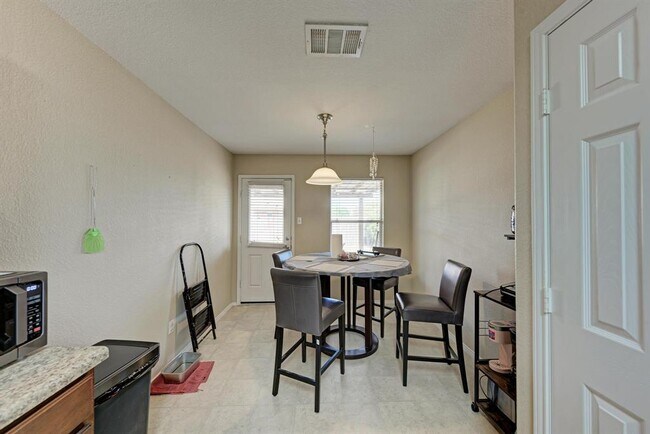 Building Photo - 921 Dexter Dr