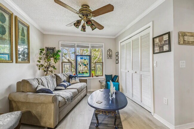 Building Photo - "Charming 3-Bed, 2-Bath Oasis at 1011a Sou...