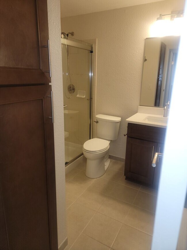 Building Photo - University Place Ground Floor Apartment Home, Newly refurbished "Somerset Place"  2 Bedroom, 1 1/...