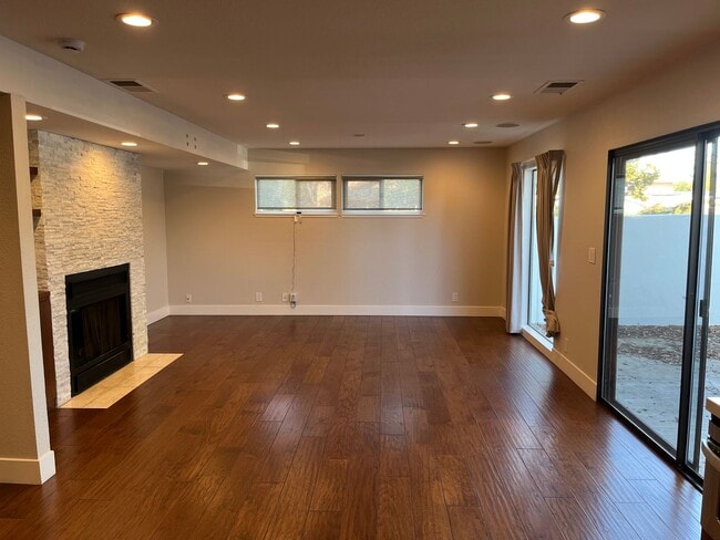 Building Photo - Modern Living Steps from Downtown Mountain View Shopping & Dining!