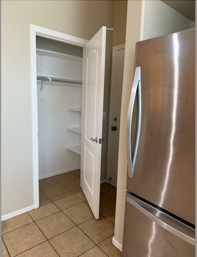 Building Photo - 996 E Cantebria Dr