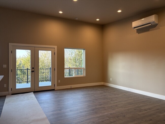 Building Photo - 1690 SE Crescent Dr