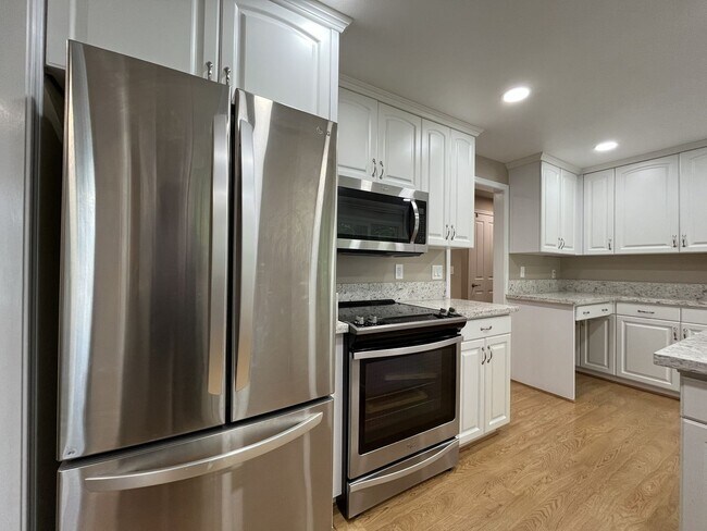 Building Photo - Three-Bedroom Home Near Nike Campus with Bonus Room, Large Deck & Two-Car Garage