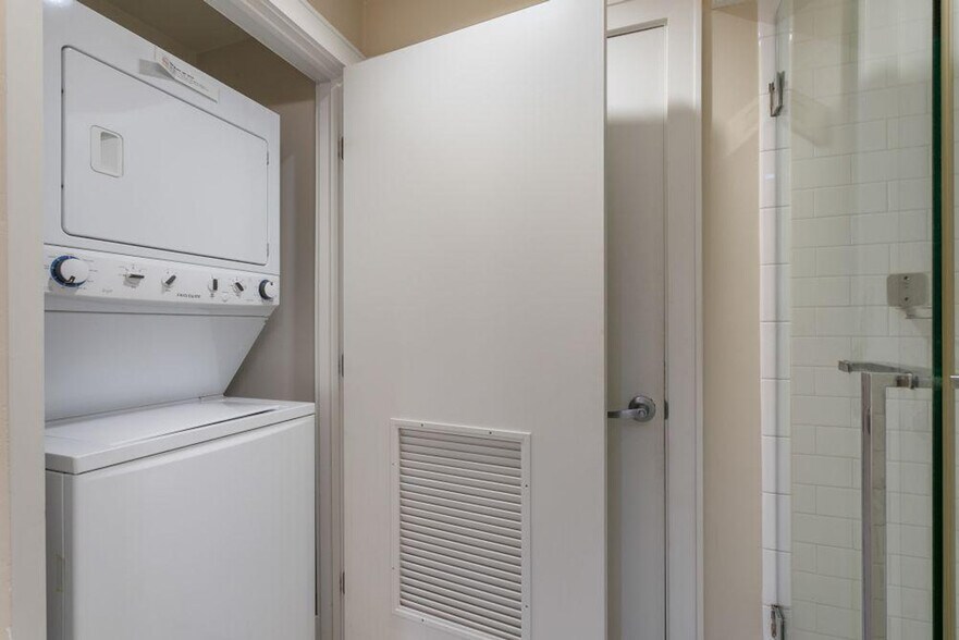 Building Photo - 925 Common St