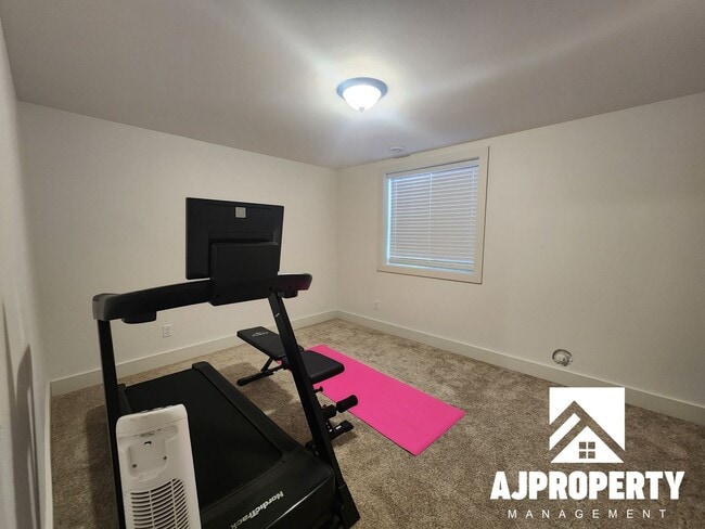 Building Photo - 5304 S Spirea Ave