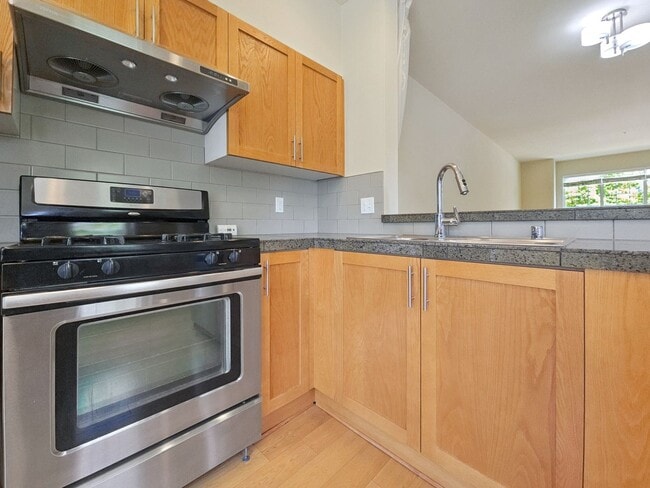 Building Photo - Spacious 3BR/3.5BA Townhome in Desirable E...