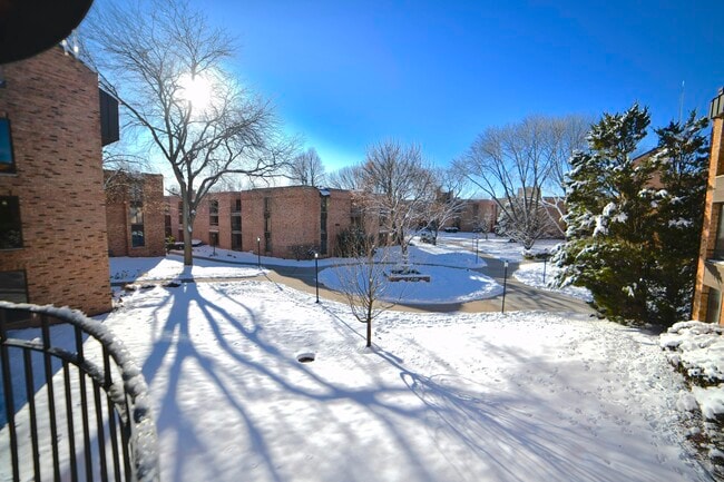 Building Photo - 1906 E Shorewood Blvd