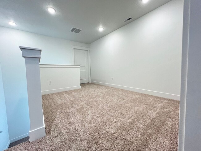 Building Photo - 3 Bed/2.5 Bath Townhome in Salem!