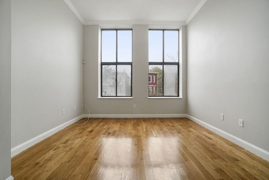 Building Photo - 733 Parker St
