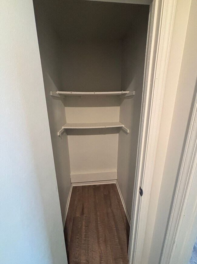 Building Photo - Renovated 1 Bed, 1 Bath Apartment at the Brookside Apartments!