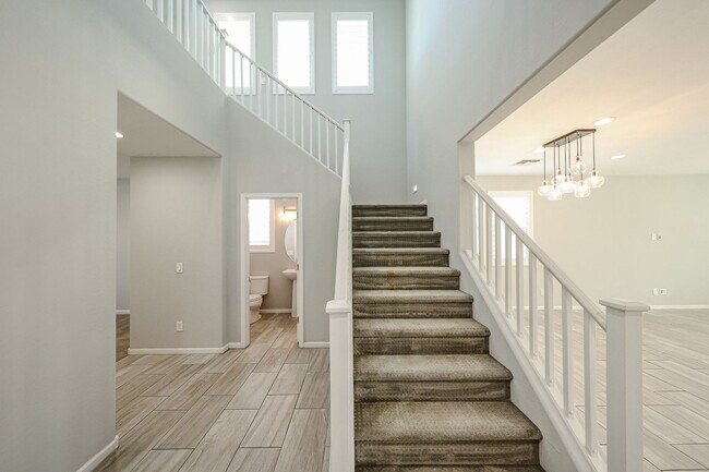 Building Photo - Beautiful 5bedrooms-2Baths Modern Style Home!