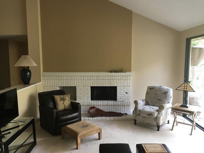 Building Photo - Beautifully Furnished Home For 8 Months in Shadowridge/Vista