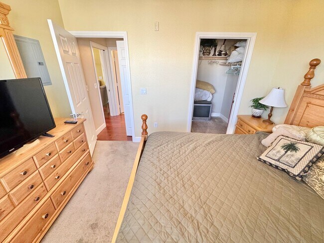 Building Photo - Modern condo with resort-style living in South Las Vegas