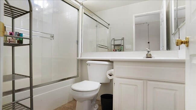 Building Photo - Beautiful Tri-Level Valencia Townhome with...