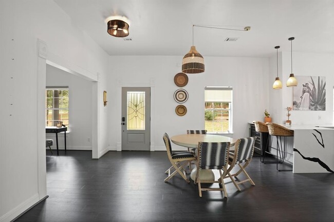 Building Photo - 510 Camino De Rancho