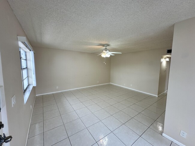 Building Photo - 811 Flanders Q