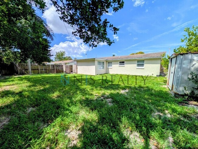 Building Photo - Newly renovated 3/1/1 NEW flooring, NEW paint, updated kitchen & bath, fenced yard.. a MUST SEE!!
