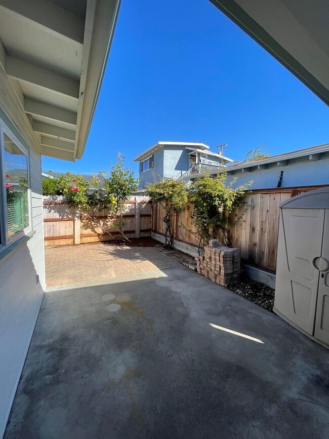 Building Photo - Three bedroom, one bath house in desirable...